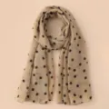 Detalle de un pañuelo beige de gasa para mujer con lunares negros diseño elegante. - 155*72 cm / Lunares beige con puntos caqui