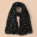 Vista detallada del clásico pañuelo de gasa negro con lunares y diseño elegante. - 155*72 cm / Lunares negros con puntos beige