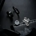 Detailaufnahme von Titanstahl Ohrringen mit Kreuz und Totenkopf, cooler Hip Hop Style. - Chic Stil B