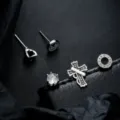 Nahaufnahme der trendigen Ohrstecker aus Titanstahl mit Kreuz und römischen Ziffern. - Trendiges 5-teiliges Set für Herren A