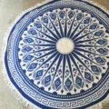 Toalla de playa redonda con patrón geométrico azul y blanco y flecos, ideal para yoga y viajes. - Talla 3