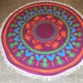 Rond strandhanddoek detail met levendig tropisch palmboom en ananas patroon en franjes. - Maat 7