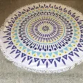 Ronde strandhanddoek met kleurrijk geometrisch mandalapatroon en franjerand voor de zomer. - Maat 10