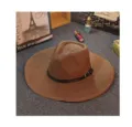 Vue detaillee du chapeau de paille a large bord pour hommes avec ceinture noire et boucle. - L (58-60cm) / Marron