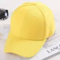 Detail de casquette de baseball jaune montrant le tissu uni et la visiere courbee. - Jaune vif