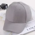 Vue détaillée du tissu de la casquette grise, design classique à six panneaux et visière. - Gris clair