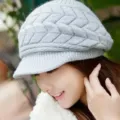 Mujer gorro de punto gris visera otoño invierno cálido lana gorra detalle primer plano - Talla única / Gris claro