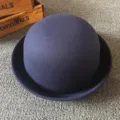 Detailansicht des dunkelblauen Woll-Dome-Huts, klassischer britischer Stil Jazz-Melone. - Marineblau