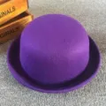 Nahaufnahme des eleganten violetten Wollfilz-Dombildhuts, weiche Haptik, klassischer Stil. - Lila
