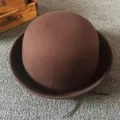 Brauner Wollfilz Kuppel Hut Detailansicht, klassisches Vintage Mode Kopfbedeckung Zubehör. - Kaffeebraun