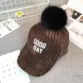 Casquette de baseball en velours côtelé avec beau pompon noir et broderie de lettres. - Adulte / Café