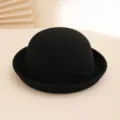 Vue rapprochée d'un chapeau melon classique en laine noire avec une texture fine et un ruban. - Adulte / Noir