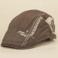 Vintage bruine platte pet voor heren, casual baret met geborduurde letters en schedelembleem. - Eén maat / koffiekleur