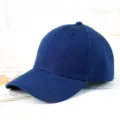 Vue détaillée de la casquette de baseball en coton bleu marine, visière classique et œillets. - Taille unique / Bleu marine