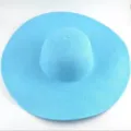 Nahaufnahme Detail des hellblauen Strohhutes mit breiter Krempe und feiner Flechtstruktur. - Einheitsgröße / Cyan