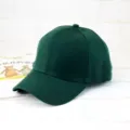 Casquette de baseball vert foncé en coton, vue détaillée du design classique à six pans. - Taille unique / Vert