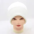 Vue détaillée du bonnet en tricot blanc, texture douce et design unicolore pour l'hiver. - Blanc