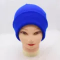 Vue de détail rapprochée du bonnet d'hiver tricoté bleu avec texture en tissu chaud. - Bleu Saphir