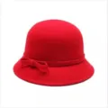 Chapeau melon rouge en feutre avec nœud élégant sur le côté, style vintage classique. - Adulte / Rouge