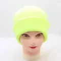 Détail de bonnet en tricot jaune néon, texture de surface et bord doux d'hiver chaud. - Vert Fluorescent