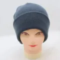 Détail de bonnet en tricot gris foncé, bonnet chaud uni en gros plan pour l'hiver. - Gris foncé
