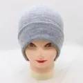 Vue détaillée du bonnet en tricot gris avec texture côtelée pour la saison d'hiver. - Gris clair