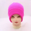 Bonnet en tricot rose vif vue détaillée, bonnet d'hiver chaud et uni pour femme. - Rose rouge