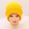 Detail bonnet tricot jaune, texture douce chaude bonnet hiver laine gros plan vue. - Jaune vif