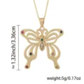 Nahaufnahme Detail der goldenen Schmetterling Anhänger Halskette mit bunten Edelsteinen. - 04