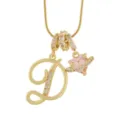 Nahaufnahme der goldenen Buchstaben D Anhänger Halskette mit rosa Herz Planet und Zirkonia. - D-Gold (Schlangenkette)