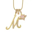 Collier lettre M en laiton plaqué or avec pendentif planète cœur en zircone rose étincelant femme. - M-Or (Chaîne Serpent)