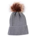 Détail en gros plan d'un bonnet en tricot gris avec pompon en fausse fourrure marron hiver. - Adulte / Gris
