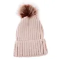 Gros plan détaillé du bonnet tricoté d'hiver chaud pour enfants avec pompon doux en rose - Adulte / Beige