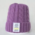 Bonnet d'hiver en tricot torsadé violet vue de détail avec écusson en tissu textuel. - Taille unique / Violet