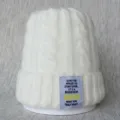 Bonnet en tricot blanc chaud hivernal avec etiquette en tissu avec citation inspirante. - Taille unique / Blanc