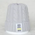 Vue détaillée du bonnet en tricot gris avec un patch tissé de citation anglaise. - Taille unique / Gris clair