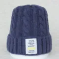 Bonnet en tricot détail, motif torsadé bleu foncé, étiquette tissée blanche avec citation. - Taille unique / Bleu Saphir