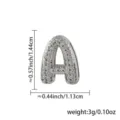 Vue détaillée du pendentif lettre A en cristal pavé étincelant avec ses dimensions exactes. - Lettre-A / Argent