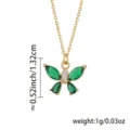 Detailaufnahme einer filigranen Gold Schmetterling Kette mit grünen Kristallen und weißem Körper. - 22
