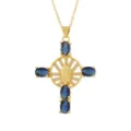 Primo piano del ciondolo a croce placcato in oro con pietre blu e figura centrale. - Stile 14 (Solo Ciondolo)