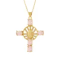 Squisito ciondolo a croce placcato in oro con pietre ovali rosa e figura religiosa dettagliata. - Stile 15 (Solo Ciondolo)