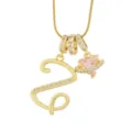 Vue détaillée du collier lettre or avec pendentif planétarium cœur cristal rose en zircon. - Z-Or (Chaîne Serpent)