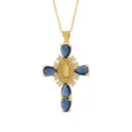 Primo piano dettagliato della collana con ciondolo a croce e zirconi blu brillanti. - Stile 21 (Solo Ciondolo)