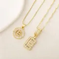 Set de collar con colgante de letra E de latón bañado en oro con circonitas brillantes. - Letra E / Dorado