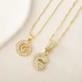 Vista detallada de collares con colgante de letra G chapados en oro con circonitas. - Letra G / Dorado