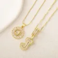 Primer plano detallado de los collares con letras J doradas y circonitas brillantes. - Letra J / Dorado