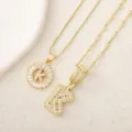 Hermoso conjunto de collar con letra K de laton chapado en oro y circonitas cubicas. - Letra K / Dorado