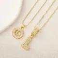 Primer plano detallado de exquisitos collares con letras de cristal chapadas en oro. - Letra I / Dorado