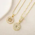 Vista detallada del elegante collar con colgante de letra de circonita chapado en oro. - Letra O / Dorado