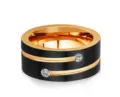 Gedetailleerde close-up van de brede zwart-gouden stalen ring met fonkelende zirkonia's. - Maat 10 / Zwart en Goud